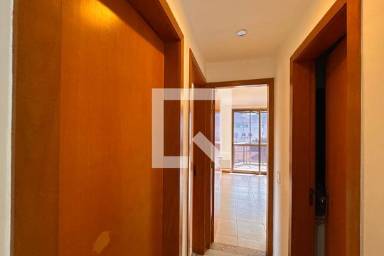 Corredor de apartamento para alugar com 3 quartos, 160m² em Recreio dos Bandeirantes, Rio de Janeiro
