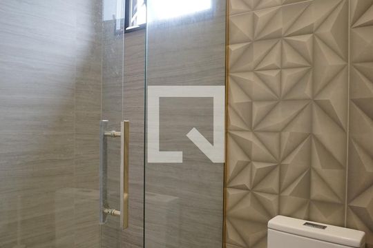 Banheiro Social de casa de condomínio para alugar com 6 quartos, 442m² em Cajueiros, Maricá