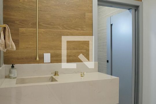 Banheiro Social de casa de condomínio para alugar com 6 quartos, 442m² em Cajueiros, Maricá