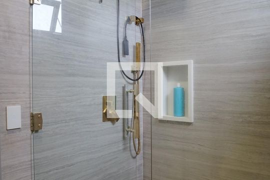 Banheiro Social de casa de condomínio para alugar com 6 quartos, 442m² em Cajueiros, Maricá