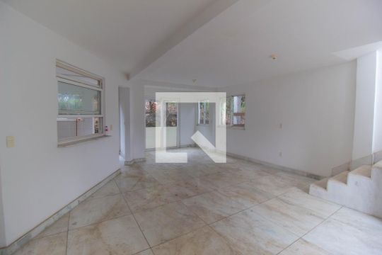 Casa para alugar com 2 quartos, 599m² em Piratininga, Niterói