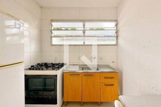Cozinha de kitnet/studio para alugar com 1 quarto, 35m² em São João do Rio Vermelho, Florianópolis