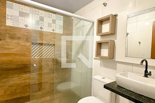 Banheiro de kitnet/studio para alugar com 1 quarto, 35m² em São João do Rio Vermelho, Florianópolis