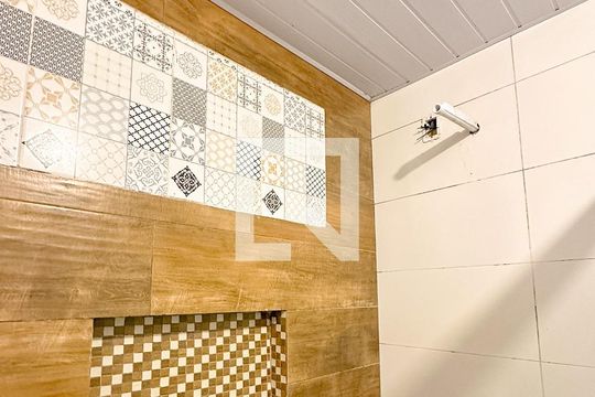 Banheiro de kitnet/studio para alugar com 1 quarto, 35m² em São João do Rio Vermelho, Florianópolis