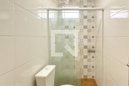 Banheiro de kitnet/studio para alugar com 1 quarto, 35m² em São João do Rio Vermelho, Florianópolis