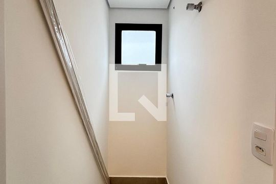 Banheiro de serviço de apartamento à venda com 3 quartos, 77m² em Vila Nova Conceição, São Paulo