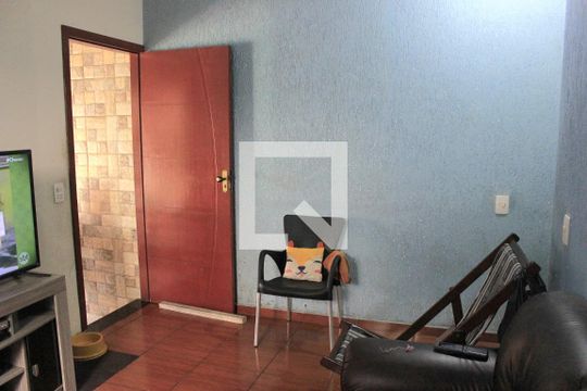 Sala 01 de casa à venda com 4 quartos, 150m² em Jardim Jovaia, Guarulhos