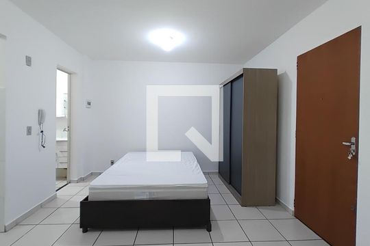 Sala / quarto de kitnet/studio para alugar com 1 quarto, 20m² em Jardim Patricia, Uberlândia