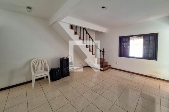 Sala de casa à venda com 3 quartos, 360m² em Piratininga, Niterói
