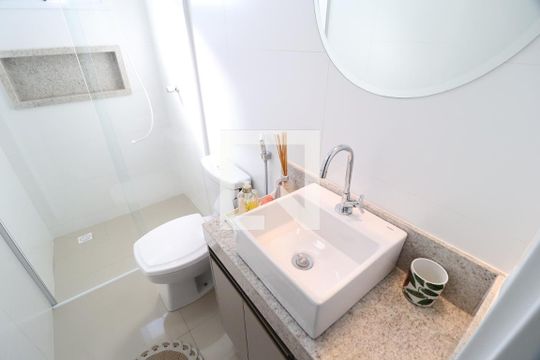 Banheiro do Quarto 1 de apartamento para alugar com 2 quartos, 70m² em Santa Mônica, Uberlândia