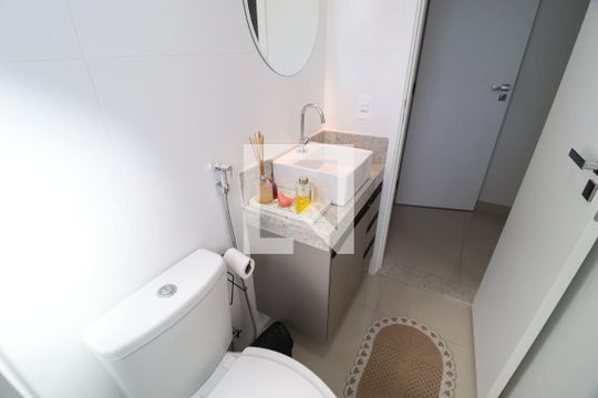 Banheiro do Quarto 1 de apartamento para alugar com 2 quartos, 70m² em Santa Mônica, Uberlândia