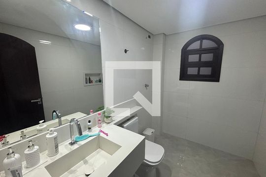 Banheiro  de casa para alugar com 3 quartos, 313m² em Lageado, Ferraz de Vasconcelos