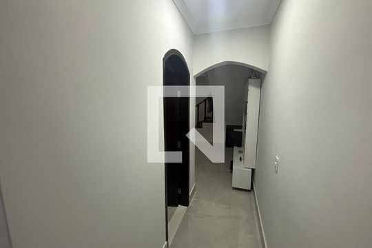 Corredor  de casa para alugar com 3 quartos, 313m² em Lageado, Ferraz de Vasconcelos