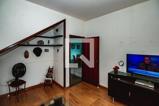 Casa para alugar com 4 quartos, 360m² em Floramar, Belo Horizonte