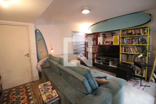 Sala de casa à venda com 3 quartos, 200m² em Cidade São Francisco, São Paulo