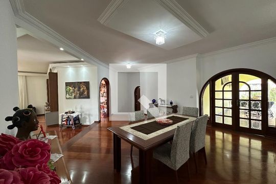 Sala de casa de condomínio para alugar com 5 quartos, 435m² em Jardim California, Jacareí