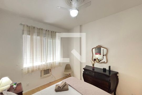 Quarto 1 de apartamento para alugar com 2 quartos, 71m² em Copacabana, Rio de Janeiro