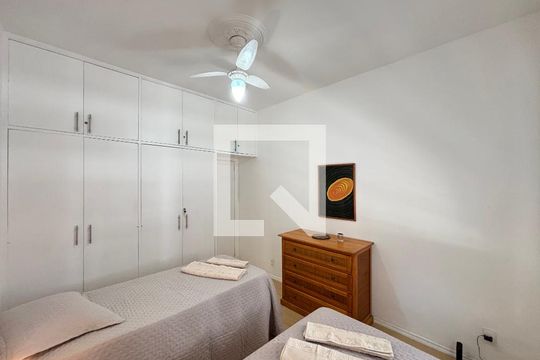Quarto 1 de apartamento para alugar com 2 quartos, 71m² em Copacabana, Rio de Janeiro