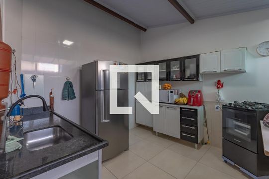 Cozinha de casa à venda com 2 quartos, 87m² em Santa Monica, Belo Horizonte