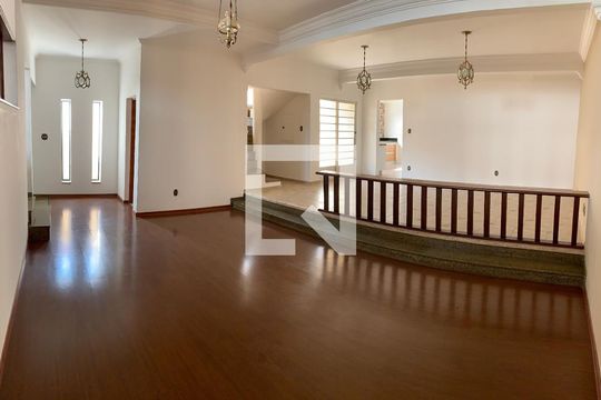 Sala de casa para alugar com 4 quartos, 408m² em Vila Ipiranga, Mogi das Cruzes