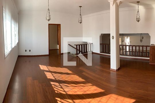 Sala de casa para alugar com 4 quartos, 408m² em Vila Ipiranga, Mogi das Cruzes