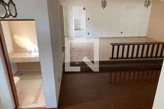 Sala de casa para alugar com 4 quartos, 408m² em Vila Ipiranga, Mogi das Cruzes