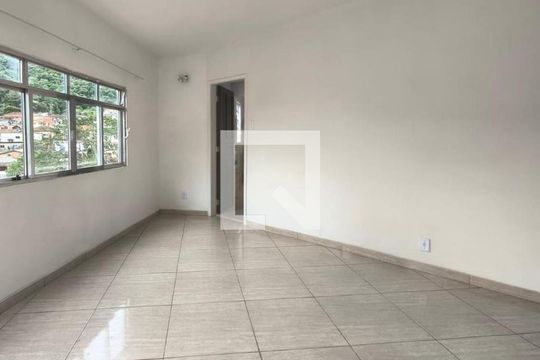 Sala de casa para alugar com 2 quartos, 60m² em São Sebastiao, Petrópolis