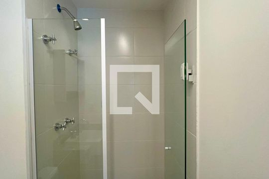 Banheiro de kitnet/studio à venda com 1 quarto, 26m² em Pinheiros, São Paulo