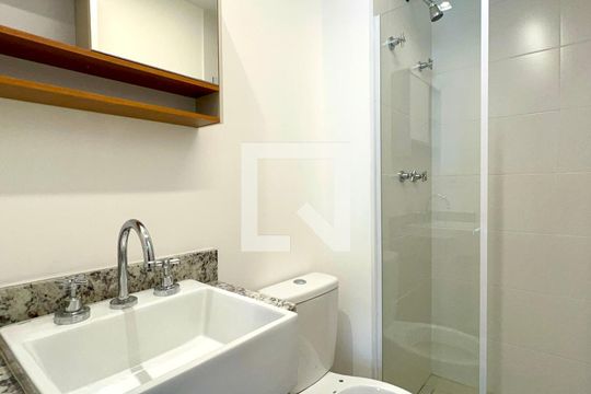Banheiro de kitnet/studio à venda com 1 quarto, 26m² em Pinheiros, São Paulo