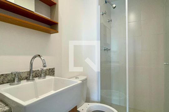 Banheiro de kitnet/studio à venda com 1 quarto, 26m² em Pinheiros, São Paulo
