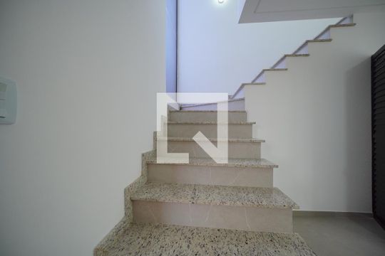 Escada de Acesso a Cobertura de casa para alugar com 2 quartos, 120m² em Ingleses Norte, Florianópolis