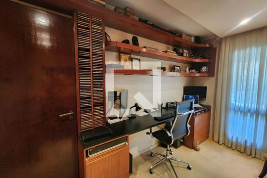 Casa à venda com 3 quartos, 350m² em Morada dos Pinheiros (Aldeia da Serra), Barueri
