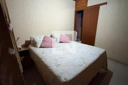 Quarto 1 de casa para alugar com 2 quartos, 44m² em Araguaia, Belo Horizonte