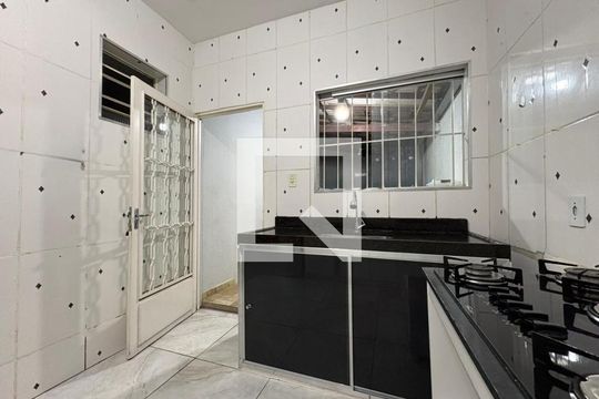 Cozinha de kitnet/studio para alugar com 1 quarto, 30m² em Vale Do Jatoba (Barreiro, Contagem