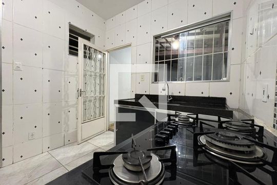Cozinha de kitnet/studio para alugar com 1 quarto, 30m² em Vale Do Jatoba (Barreiro, Contagem
