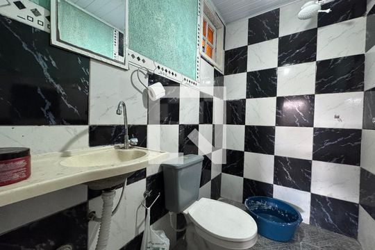 Banheiro do Quintal de casa à venda com 2 quartos, 125m² em Santa Maria, Osasco