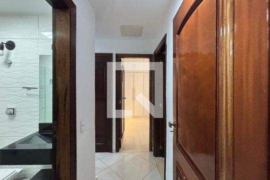 Sala - corredor de acesso aos cômodos de apartamento para alugar com 3 quartos, 150m² em Copacabana, Rio de Janeiro