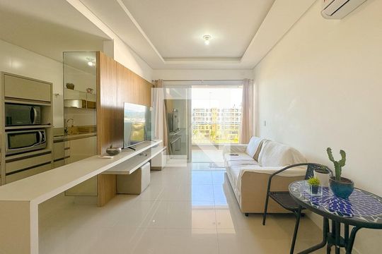 Sala de TV de apartamento para alugar com 2 quartos, 90m² em Jurerê Internacional, Florianópolis
