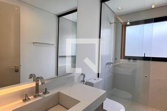 Banheiro de casa de condomínio à venda com 5 quartos, 510m² em Alphaville Residencial Um, Barueri