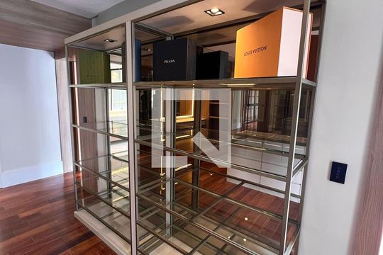 Suíte de casa de condomínio à venda com 5 quartos, 510m² em Alphaville Residencial Um, Barueri