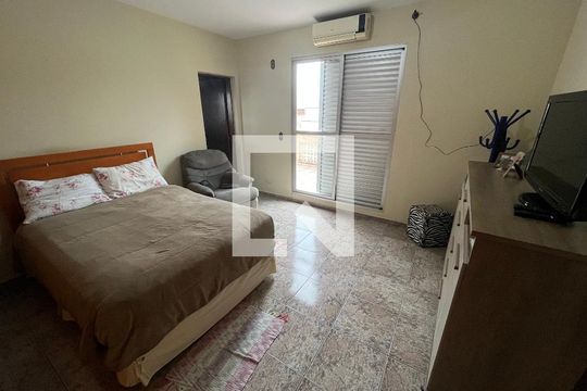 Suíte 1 de casa à venda com 3 quartos, 250m² em Jardim Maria Virginia, São Paulo
