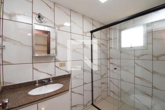 Banheiro da Suíte de apartamento para alugar com 3 quartos, 114m² em Batel, Curitiba
