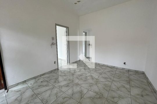 Sala de casa à venda com 4 quartos, 200m² em Inhaúma, Rio de Janeiro