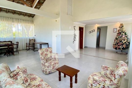Sala de casa de condomínio para alugar com 5 quartos, 300m² em Cajueiros, Maricá