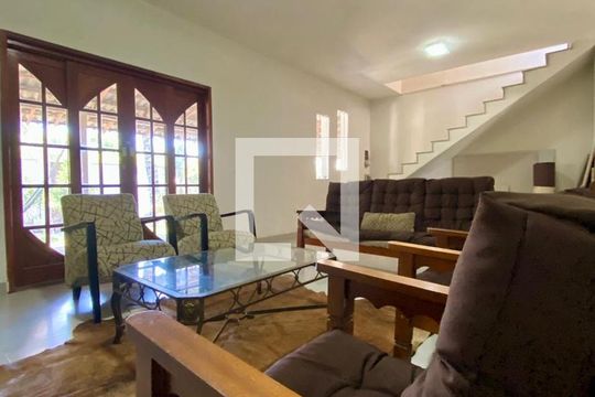 Sala de casa de condomínio para alugar com 5 quartos, 300m² em Cajueiros, Maricá