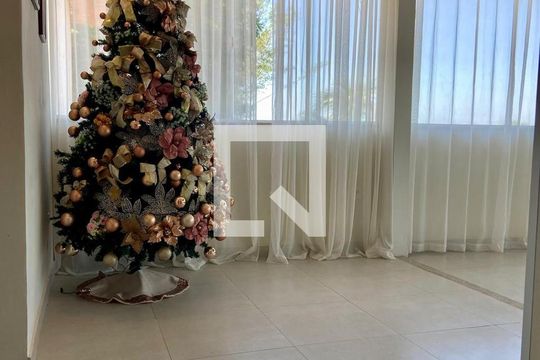 Sala de casa de condomínio para alugar com 5 quartos, 300m² em Cajueiros, Maricá