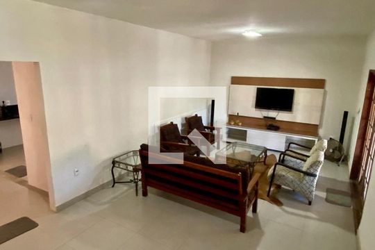 Sala de casa de condomínio para alugar com 5 quartos, 300m² em Cajueiros, Maricá