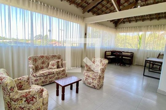 Sala de casa de condomínio para alugar com 5 quartos, 300m² em Cajueiros, Maricá