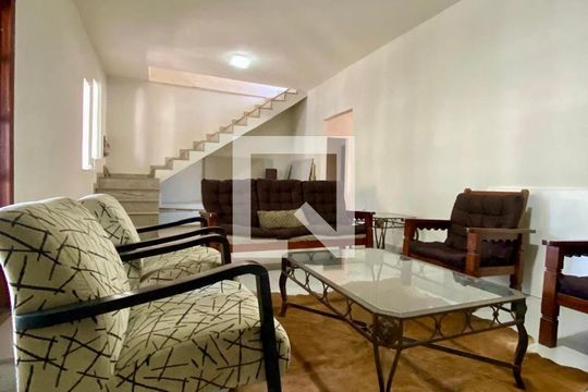 Sala de casa de condomínio para alugar com 5 quartos, 300m² em Cajueiros, Maricá
