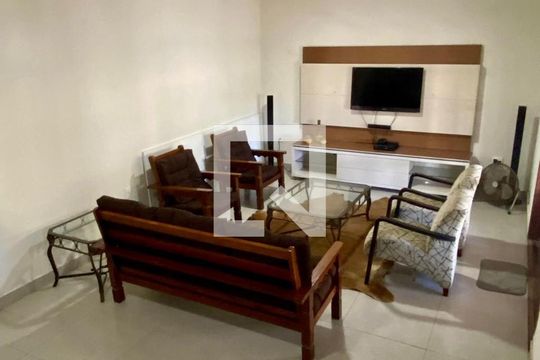 Sala de casa de condomínio para alugar com 5 quartos, 300m² em Cajueiros, Maricá